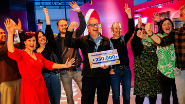 Een groep mensen die blij is na het winnen van een kwart miljoen