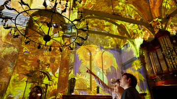 Twee ensen die in een mooie kerk staan