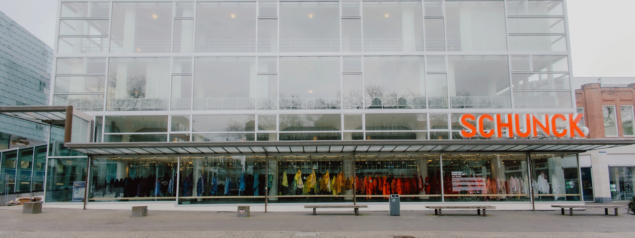 Dit is de moderne glazen gevel van SCHUNCK, het iconische cultuurhuis in Heerlen. Achter de strakke architectuur schuilt een veelzijdige plek waar kunst, muziek, literatuur en architectuur samenkomen. Met de VIP-KAART heb je gratis toegang tot de tentoonstellingen en kun je volop genieten van deze creatieve hotspot.