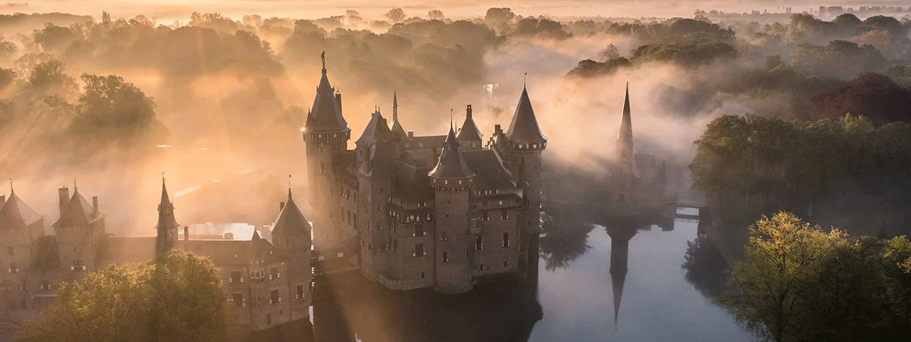 Kasteel de Haar, van boven in de lucht gefotografeerd op een mistige ochtend.