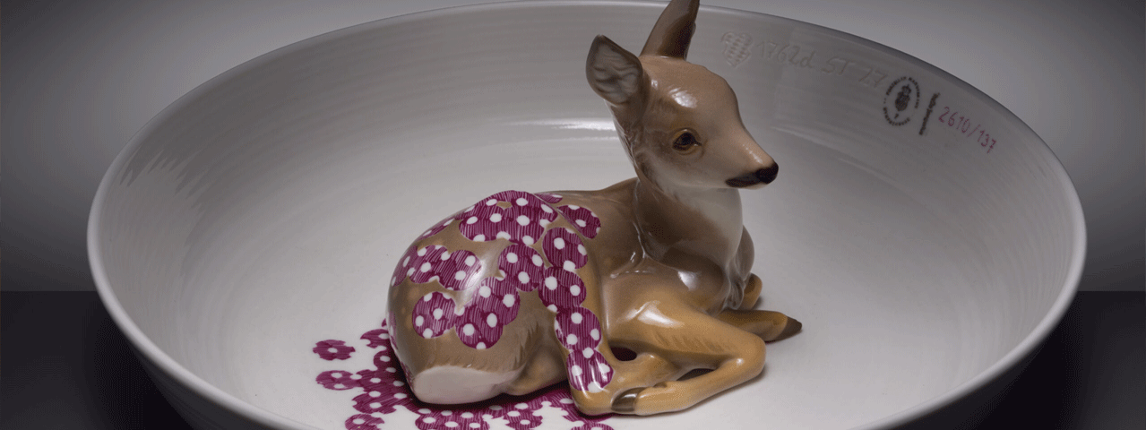 Een aardewerken schaal van kunstenaar Hella Jongerius, met in het midden een aardewerken hert bedekt met paddestoelen. Te zien in het Design Museum in Den Bosch, gratis met de VIP-KAART.