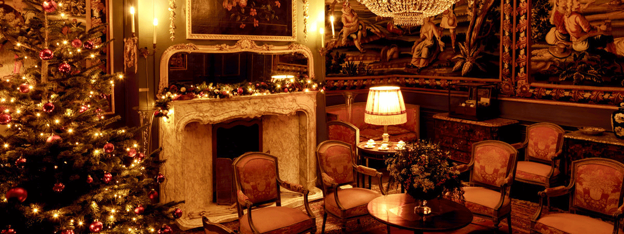 Een warme, versierde kamer in Kasteel Amerongen in kerstsfeer. Bezoek kasteel Amerongen gratis met de VIP-KAART.