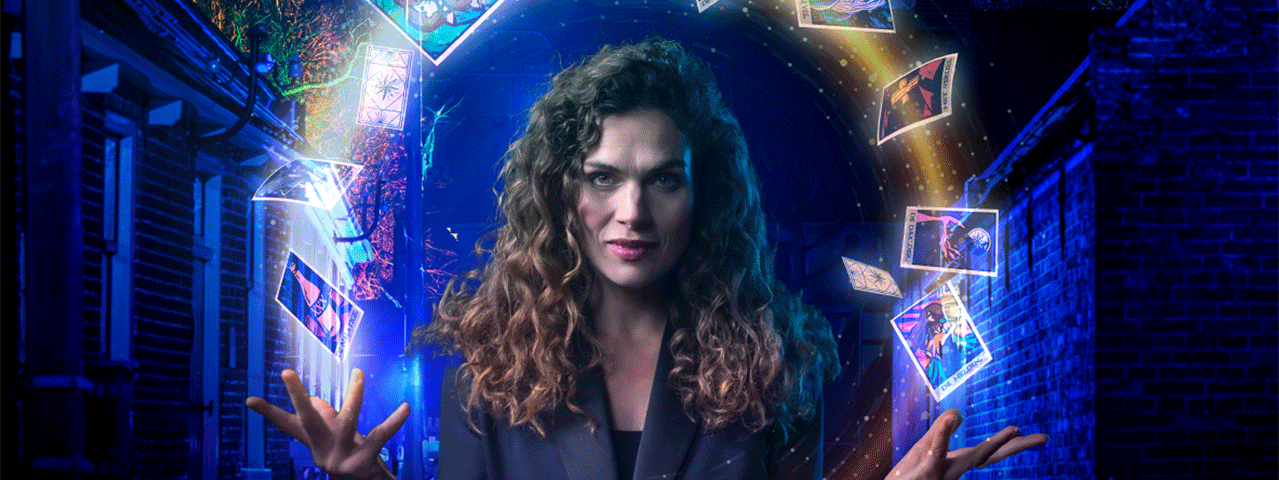 Sfeervolle, mysterieuze scène van Zuiderzeelicht waarin een vrouw met golvend haar centraal staat in een donkerblauwe steeg, omringd door magisch zwevende illustraties en warme lichteffecten. De betoverende kleuren en dynamiek creëren een filmische, bijna bovennatuurlijke sfeer. Met de VIP-KAART krijg je korting op toegang tot Zuiderzeelicht in het Zuiderzeelichtmuseum.