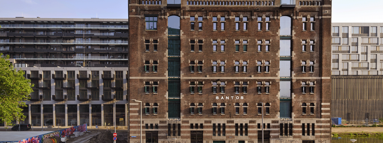Het industriële pakhuizen gebied van Rotterdam met pakhuis Santos, waar het Nederlands Fotomuseum in huist. Ontvang gratis toegang tot het Nederlands Fotomuseum met de VriendenLoterij VIP-KAART.