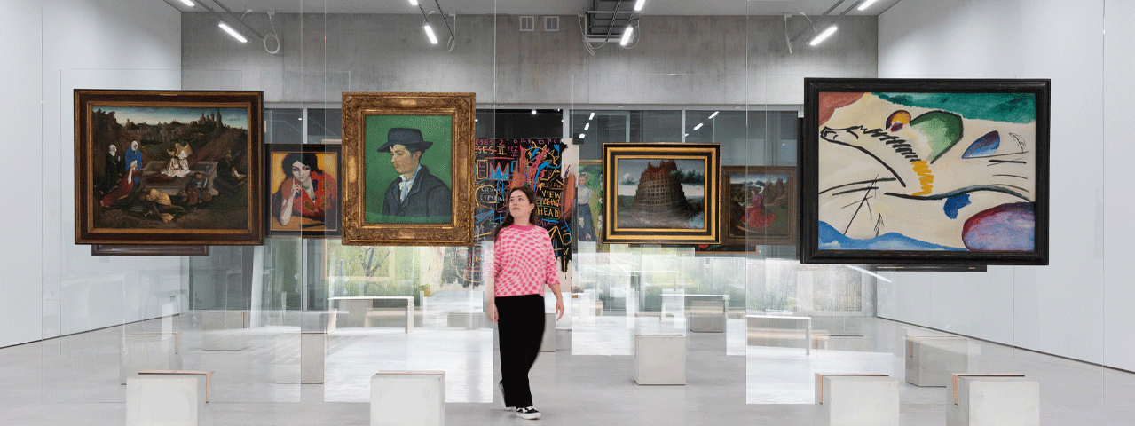 Een jonge vrouw in een roze, geblokte trui loopt door een glazen hal gevuld met hangende schilderijen, topstukken uit de collectie Boijmans. Bezoek Depot Boijmans gratis met de VriendenLoterij VIP-KAART.