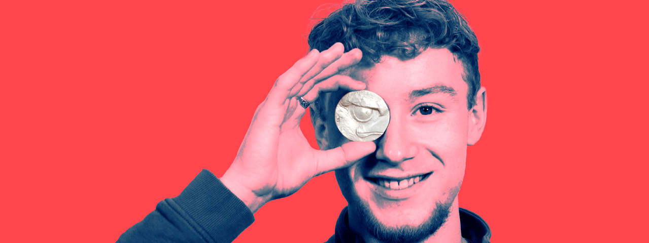 Een jonge man houdt een zilveren penning voor zijn oog, op een rode achtergornd