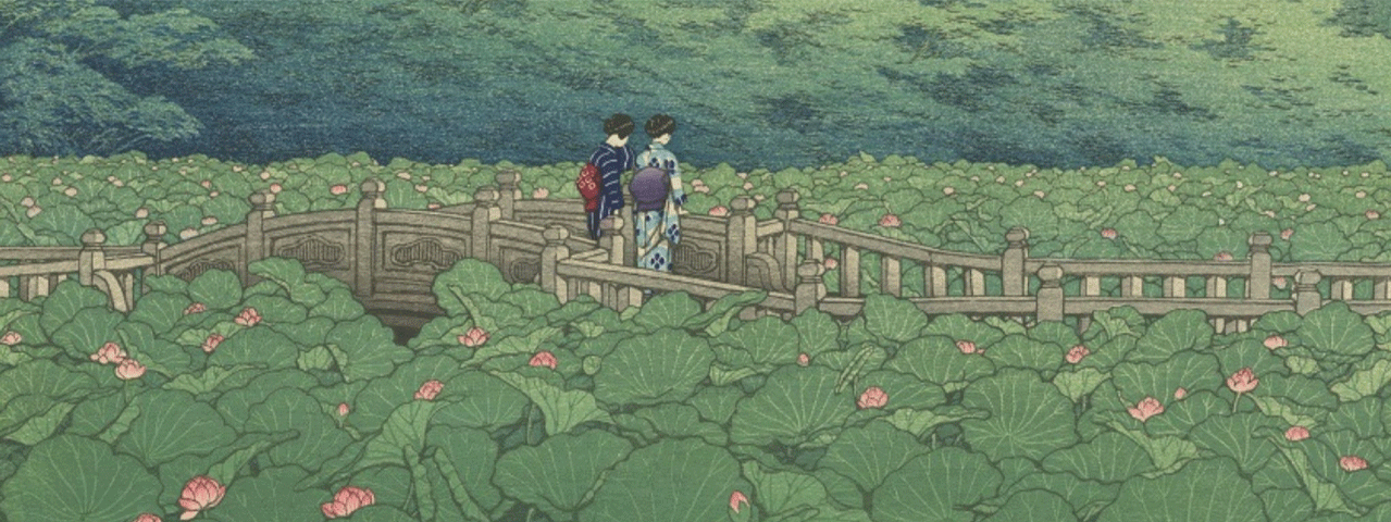 Een Japanse prent met twee dames in kimono die op een brug naar een met waterlelies gevulde vijver kijken. Bezoek de mooiste Japanse kunst in Japanmuseum Sieboldhuis gratis met de VIP-KAART.