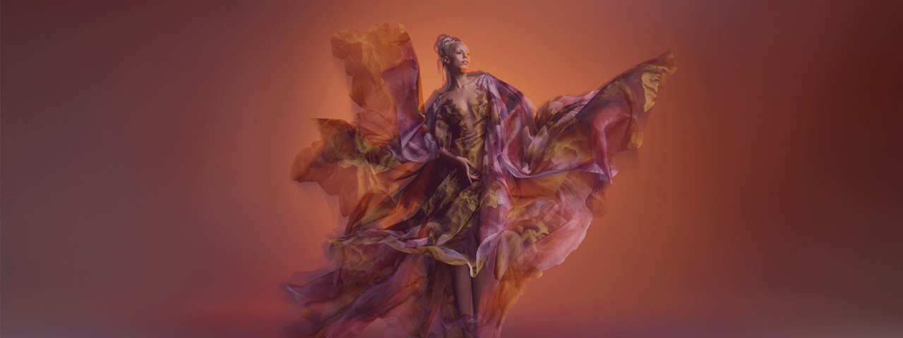 Een model draagt een creatie van de Nederlandse ontwerper Iris van Herpen. De jurk met organische print heeft vloeiende vormen die in de ruimte opstijgen en zorgen voor een dromerige sfeer. Met de VIP-KAART bezoekt u de tentoonstelling Iris van Herpen in Kunsthal gratis.