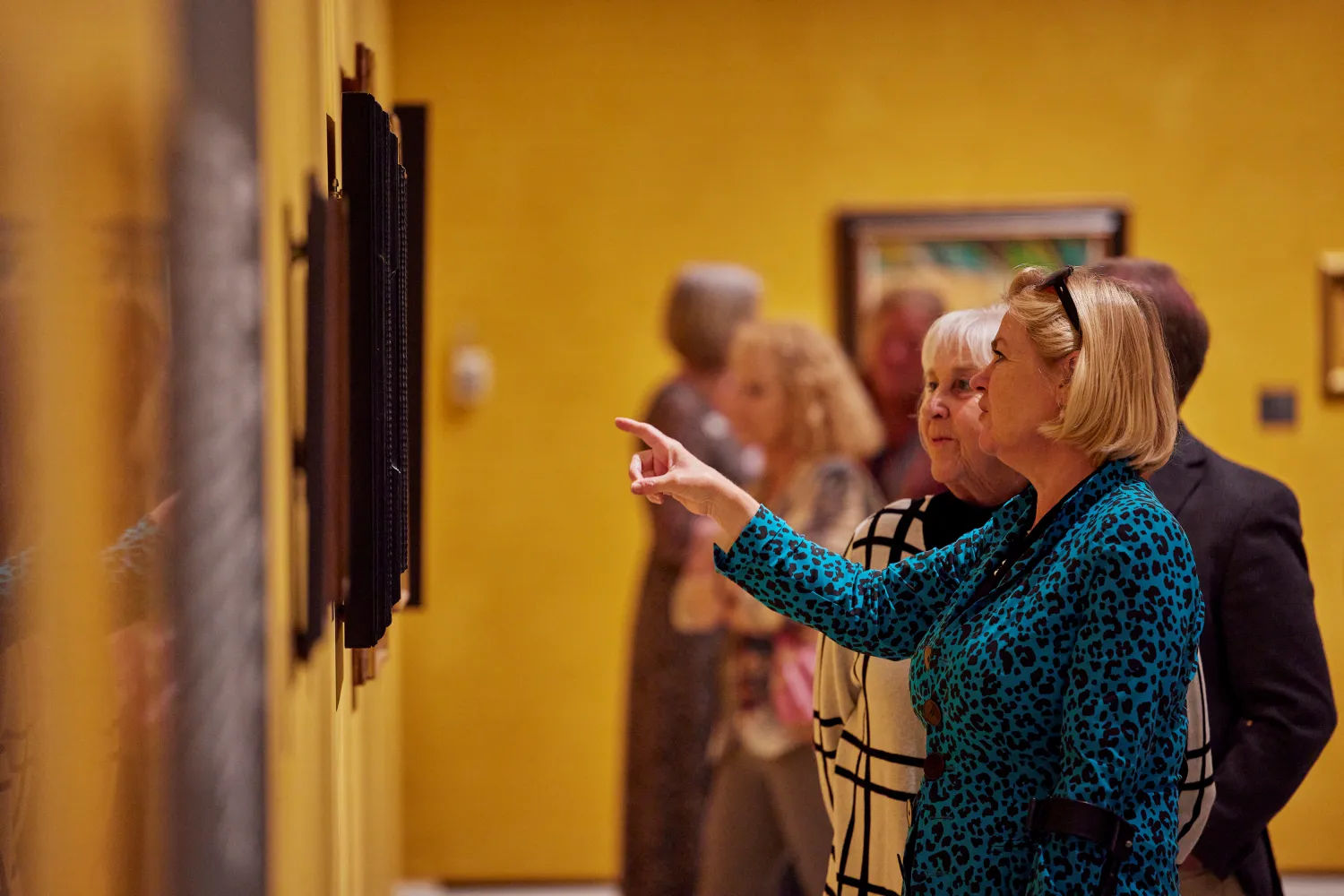 Mensen in een kunstgalerie