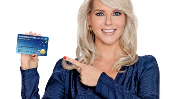 Ambassadeur van de VriendenLoterij Chantal Janzen die de VriendenLoterij VIP-KAART vasthoudt.