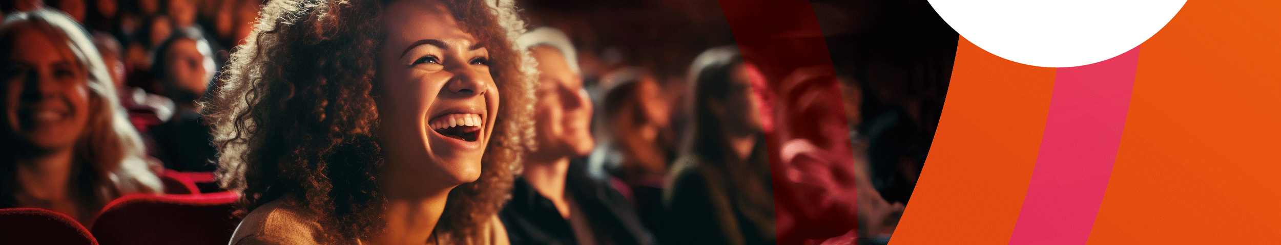 Een lachende vrouw geniet van een voorstelling in het theater. Met de VIP-KAART krijgt u korting op het Nationaal Theaterweekend.