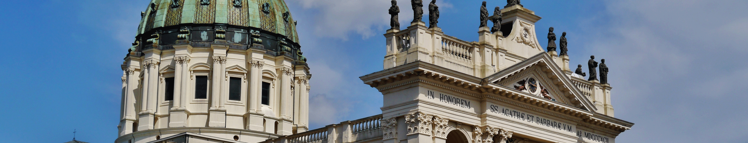 Zicht op een indrukwekkende kathedraal, rijk versiert met diverse beelden. VIP-KAART houders bezoeken deze kathedraal gratis