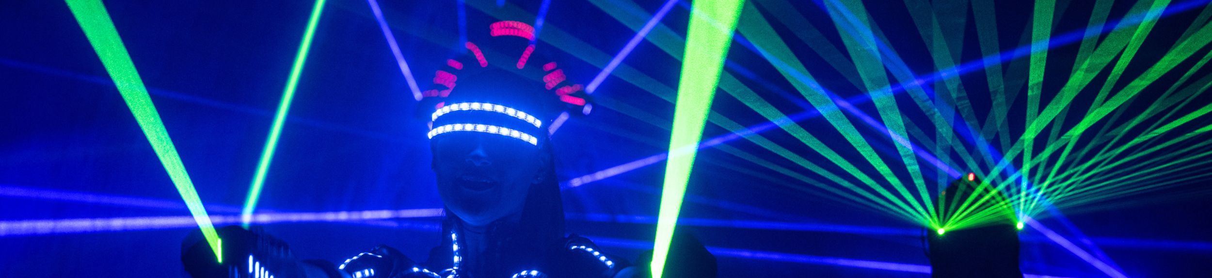 Twee figuren doen een opvoering met lasers en glow-in-the-dark kleuren. Met uw VIP-KAART krijgt u korting op dit kerstcircus.