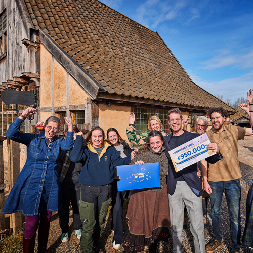 Blije mensen van Museumpark Vonk met een cheque van 950.000 euro.