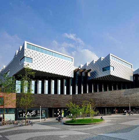 Het gebouw aan de buitenkant van Kunsthal KaDE in Amersfoort