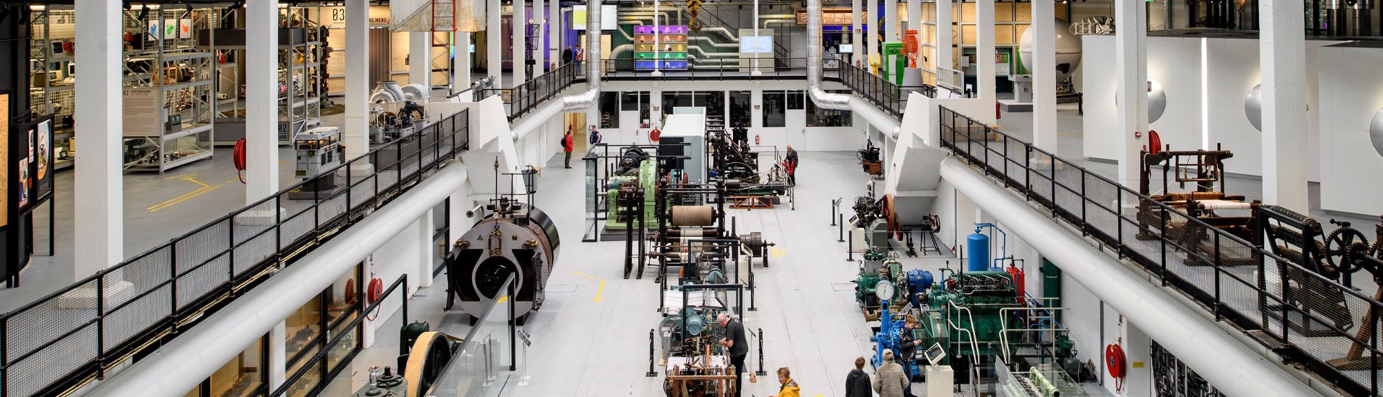 Het interieur van Oyfo Techniekmuseum, een voormalige fabriekshal. De hal staat vol apparaten die bezoekers kunnen bewonderen.