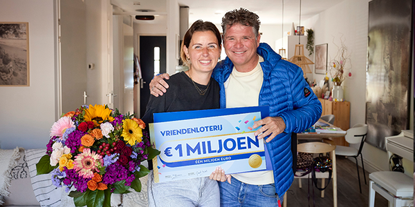 Ambassadeur Wolter met een winnaar van 1 miljoen euro.