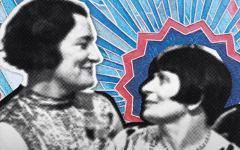 Een zwart wit-foto uit de jaren '20 waarin een vrouw naar de camera kijkt terwijl ze in haar atelier staat te werken aan een groot kunstwerk. 2 personen gratis naar Vrouwen van de Amsterdamse School met de VIP-KAART.