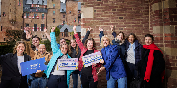 Kasteel de Haar ontvangt twee cheques van de VriendenLoterij. Ze houden grote cheques omhoog met bedragen van €354.344 en €250.000, en juichen.