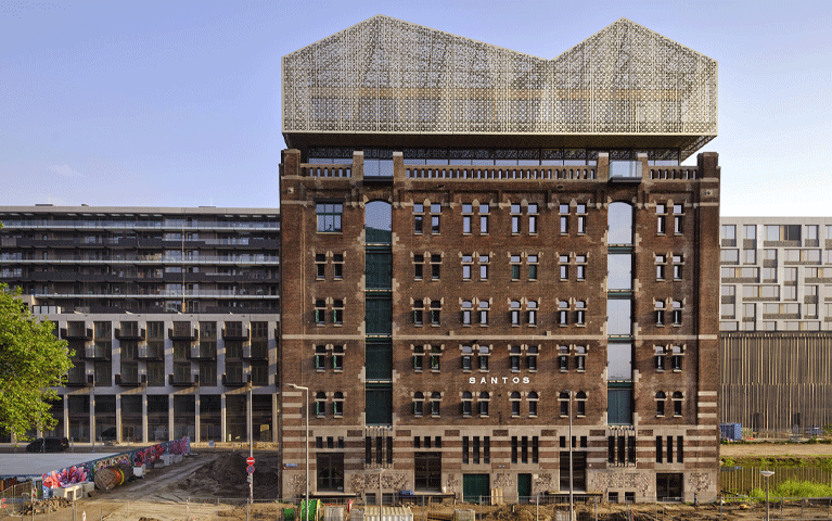 Het industriële pakhuizen gebied van Rotterdam met pakhuis Santos, waar het Nederlands Fotomuseum in huist. Ontvang gratis toegang tot het Nederlands Fotomuseum met de VriendenLoterij VIP-KAART.