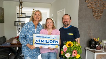 Ambassadeur van de VriendenLoterij Irene Moors tijdens een uitreiking