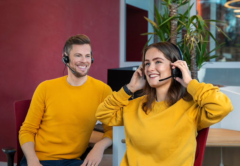 twee klantenservice medewerkers