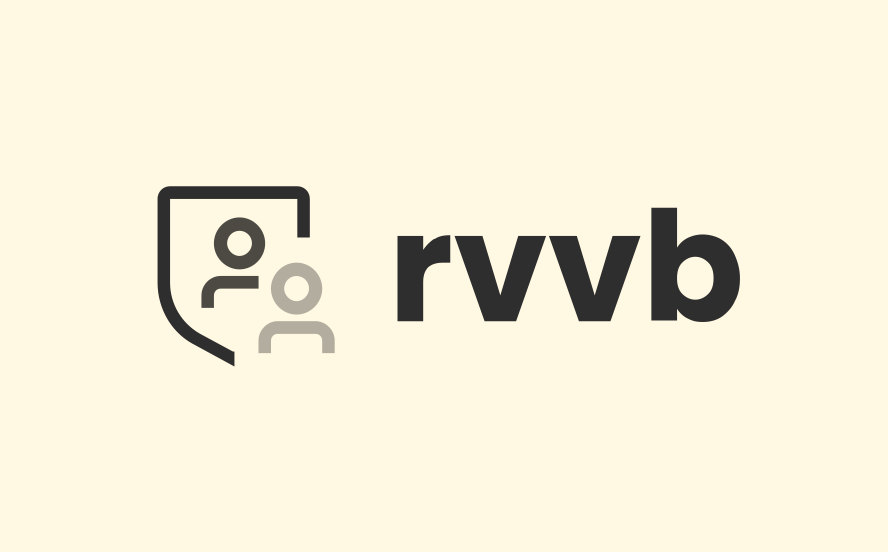 RVVB-logo met twee gestileerde personen in een schild en zwarte letters ‘rvvb’ op beige achtergrond.