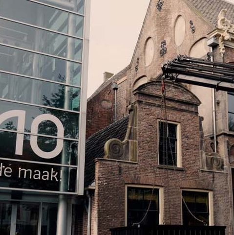 Voorzijde van Museum ANNO in Zwolle, waar modern glas en historische gevels samenkomen. Een museum in de maak, gratis te bezoeken met de VriendenLoterij VIP-KAART.