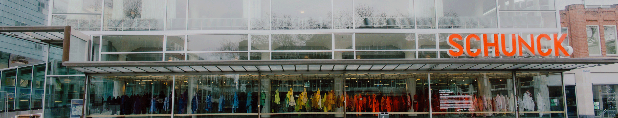 Dit is de moderne glazen gevel van SCHUNCK, het iconische cultuurhuis in Heerlen. Achter de strakke architectuur schuilt een veelzijdige plek waar kunst, muziek, literatuur en architectuur samenkomen. Met de VIP-KAART heb je gratis toegang tot de tentoonstellingen en kun je volop genieten van deze creatieve hotspot.