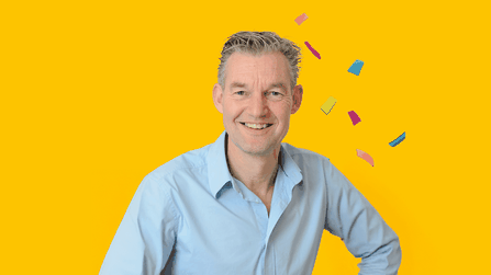 Medewerker van de VriendenLoterij voor een gele achtergrond met confetti
