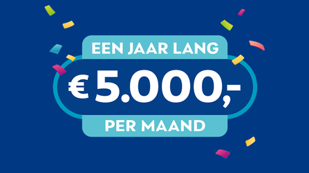 Een jaar lang € 5.000,- per maand met kleurrijke confetti op een blauwe achtergrond.