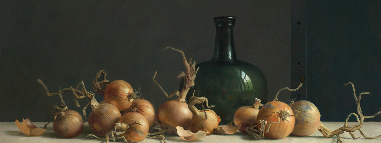 Realistisch schilderij van een paar uien en een glazen fles op een tafel van Henk Helmantel