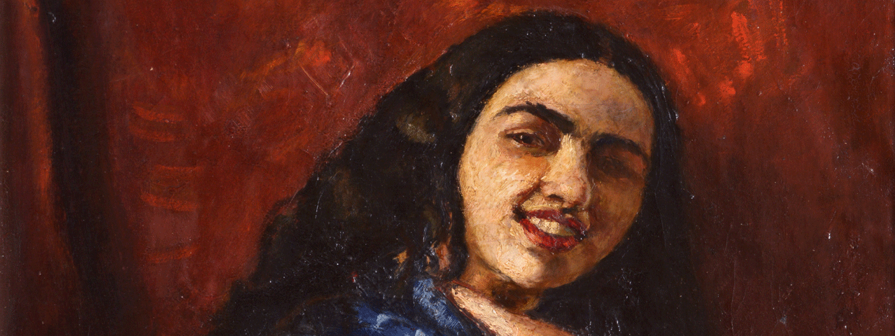 Een schilderij van een lachende vrouw met donker haar voor een rode achtergrond. Bezoek de tentoonstelling van Amrita Sher-Gil in het Drents Museum in Assen gratis met de VIP-KAART
