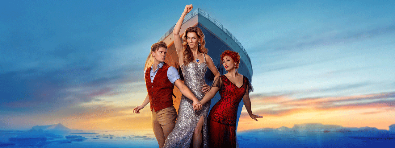 Drie acteurs in elegante kleding poseren op voor een groot schip dat op het afkomt. Ontvang 50% korting op tickets voor Titanique de Musical met de VriendenLoterij VIP-KAART