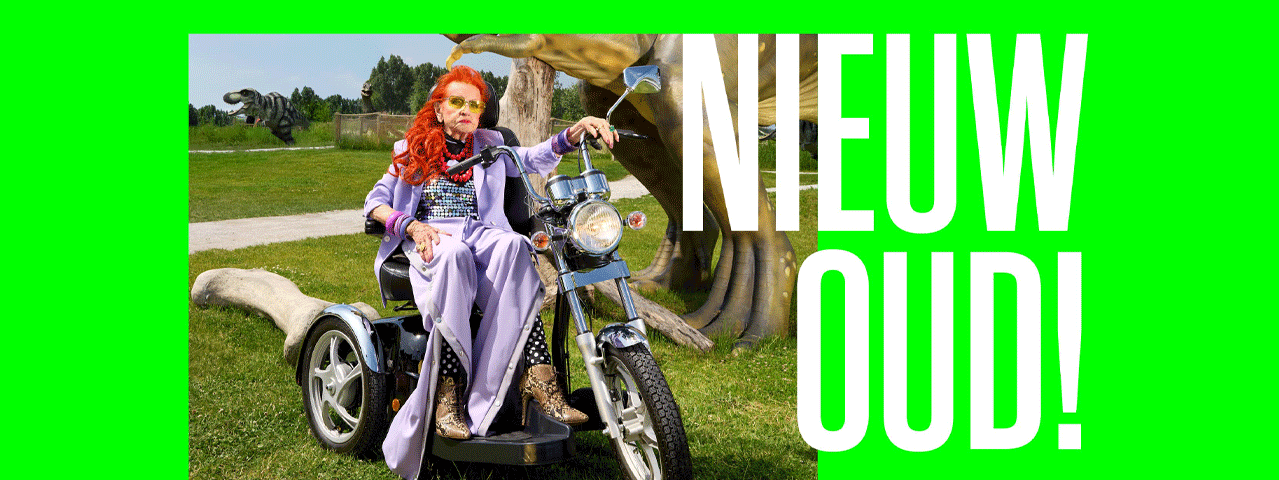 Felgroene achtergrond met de tekst Nieuw Oud! en een foto van een oudere vrouw op een scootmobiel met knalrodde haren.