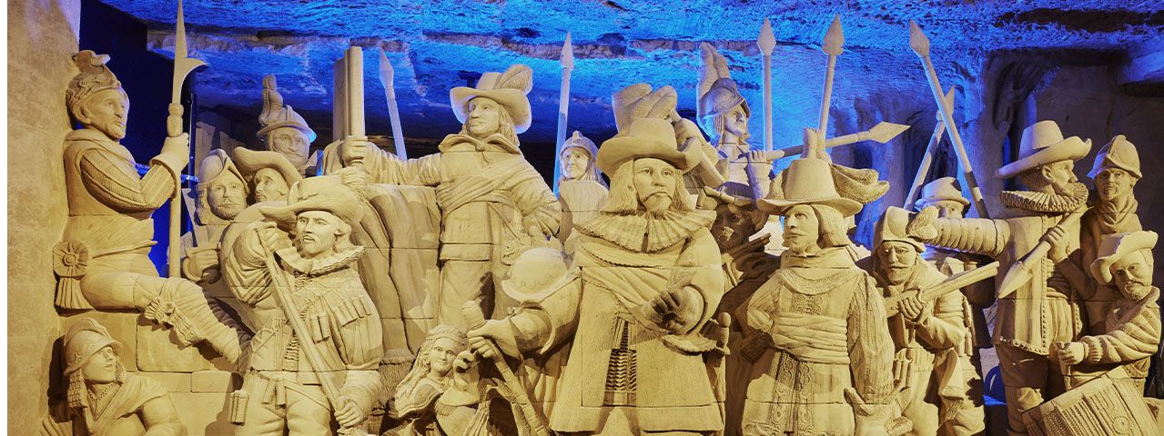 Een groot zandsculptuur van de Nachtwacht in MergelRijk. Bezoek MergelRijk met korting!