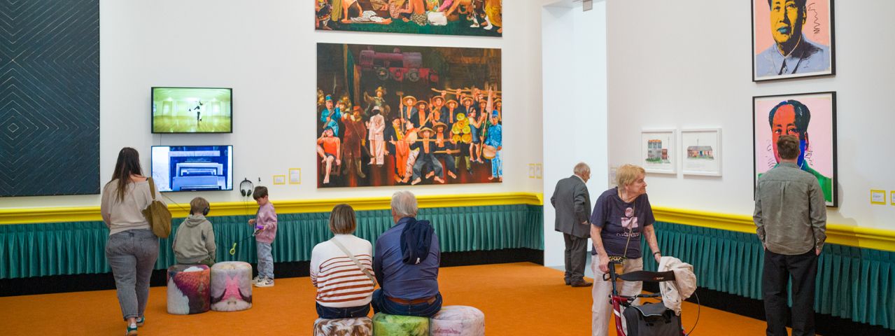 Een gevarieerd publiek bekijkt in een zaal hedendaagse kunst in het Van Abbemuseum. Gratis te bezoeken met de VIP-KAART