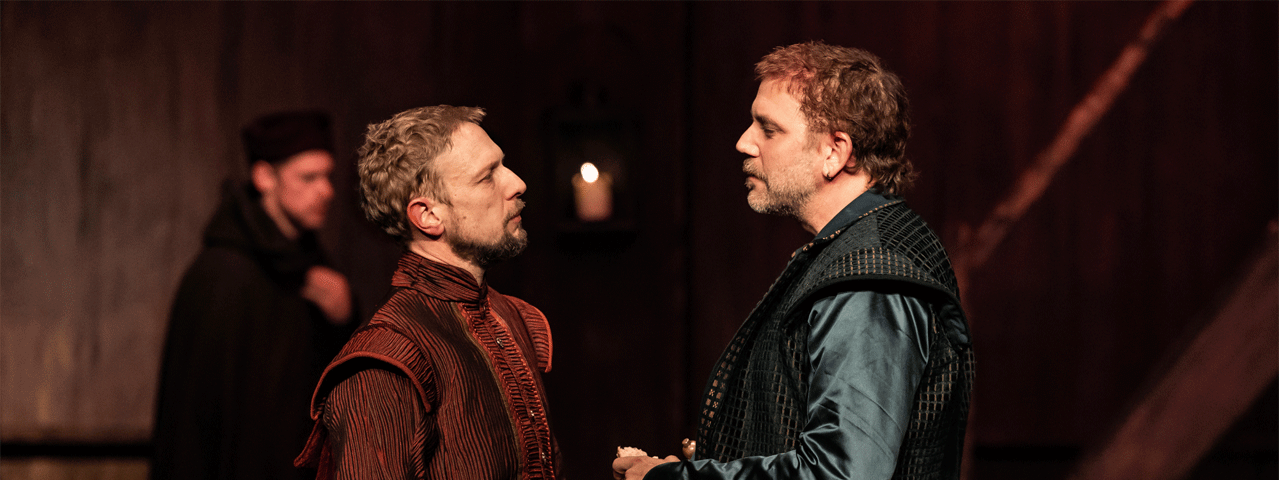 Twee musicalacteurs in historische kostuums staan tegenover elkaar. Ontvang korting op de musical Willem van Oranje met de VriendenLoterij VIP-KAART!