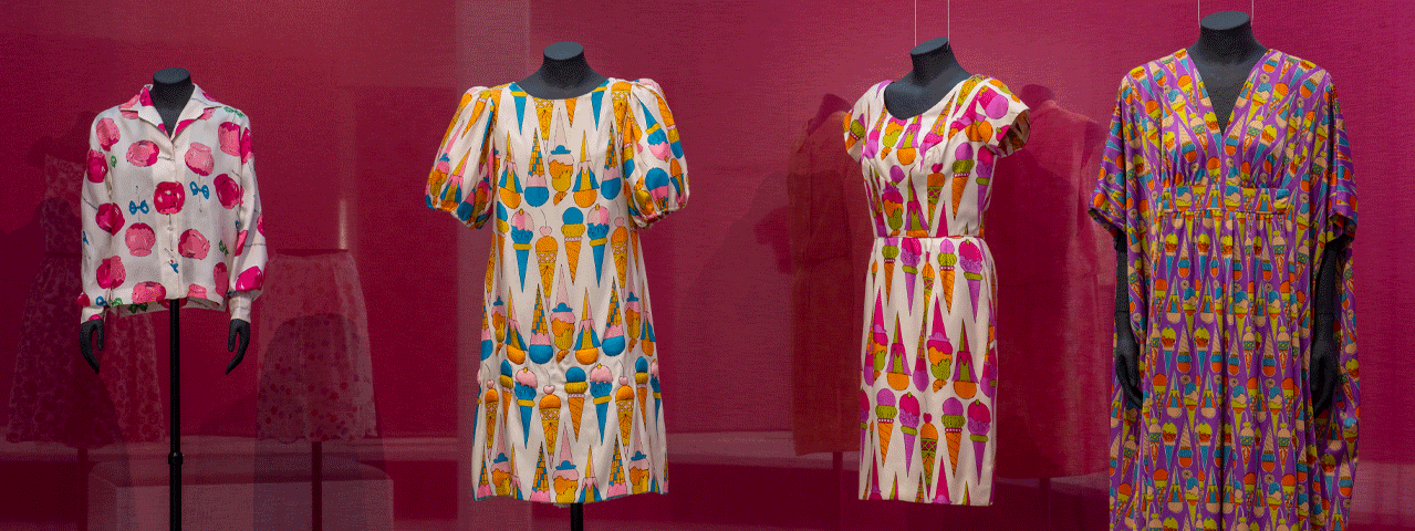 Vier paspoppen op een rij met kleurrijke kleding met vrolijke prints van Andy Warhol in Museum Cobra. Gratis te bezoeken met de VIP-KAART