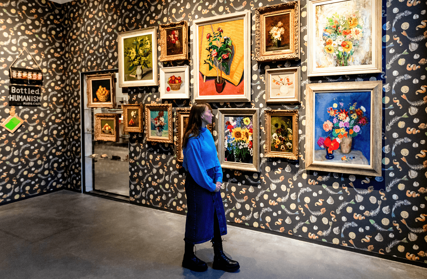 Bezoeker bekijkt schilderijen in een museum met de VriendenLoterij VIP-KAART.