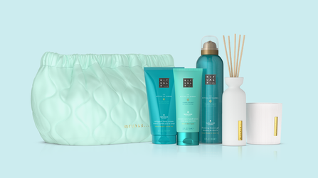 Illustratie van een Rituals wellnesspakket met verzorgingsproducten, geurstokjes, een geurkaars en een toilettas.