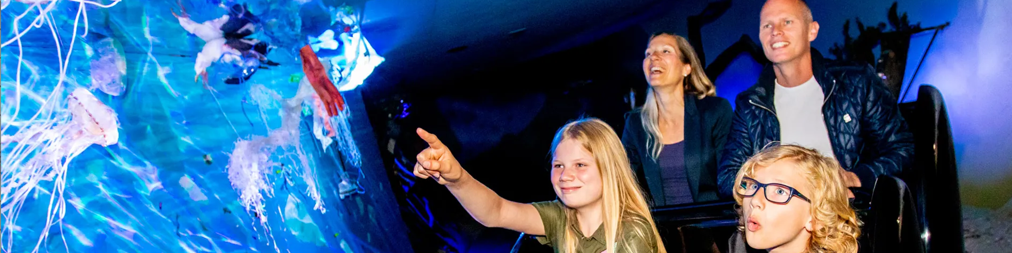 Een familie kijkt hun ogen uit bij de OnderWaterSafari van Natuurmuseum Fryslân. Gratis met de VIP-KAART!