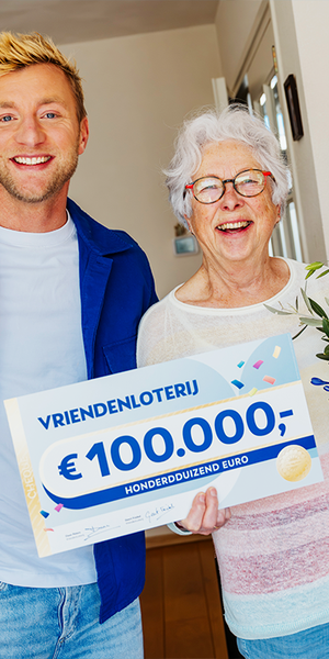 Een vrouw poseert met een cheque van €100.000 van de VriendenLoterij naast Wolter Kroes.