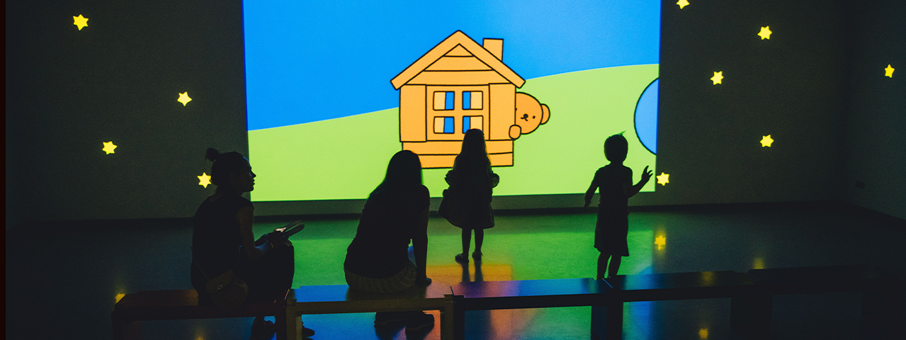 Kinderen en ouders ontdekken samen een interactieve projectieruimte in het nijntje museum, waar kleurrijke animaties en speelse elementen centraal staan. Een vrolijke en leerzame ervaring voor jonge bezoekers. Met de VIP-KAART kunnen deelnemers dit museum gratis bezoeken.