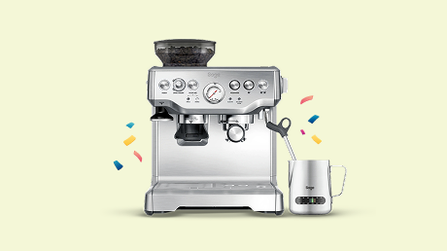 Sage espressomachine met bonenmaler en melkkan, omringd door confetti.
