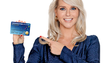 Ambassadeur van de VriendenLoterij Chantal Janzen die de VriendenLoterij VIP-KAART vasthoudt.