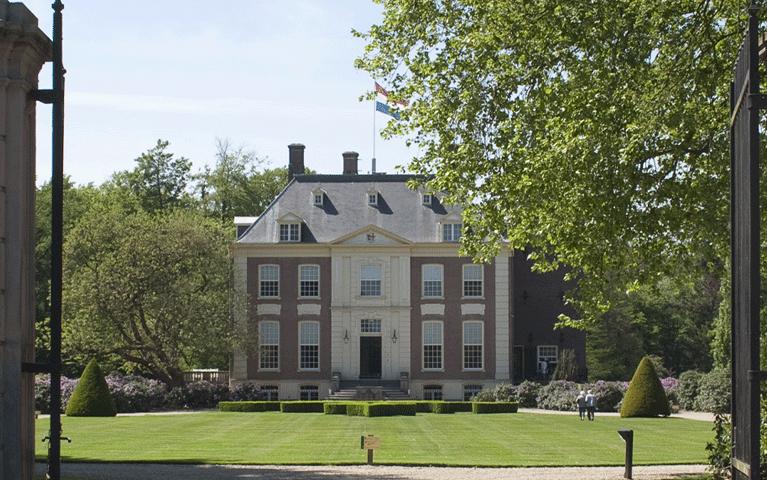 Een historisch landhuis met groot gazon op een zonnige dag. Ontvang gratis toegang tot Kasteel Verwolde met de VriendenLoterij VIP-KAART