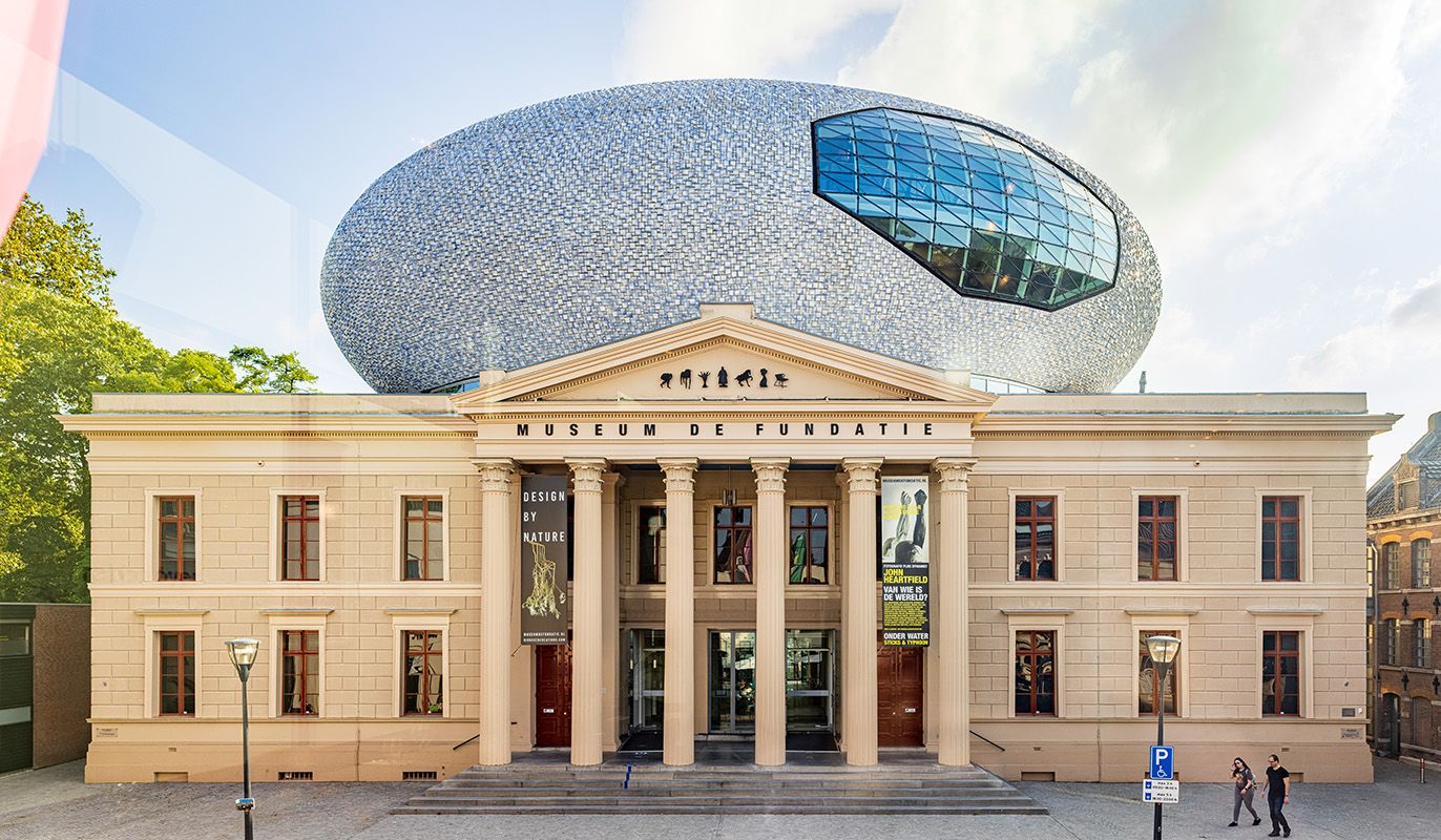 Vooraanzicht van Museum de Fundatie in Zwolle, met de klassieke gevel en de moderne, ovale koepel 'de Wolk' op het dak. Gratis te bezoeken met de VriendenLoterij VIP-KAART.