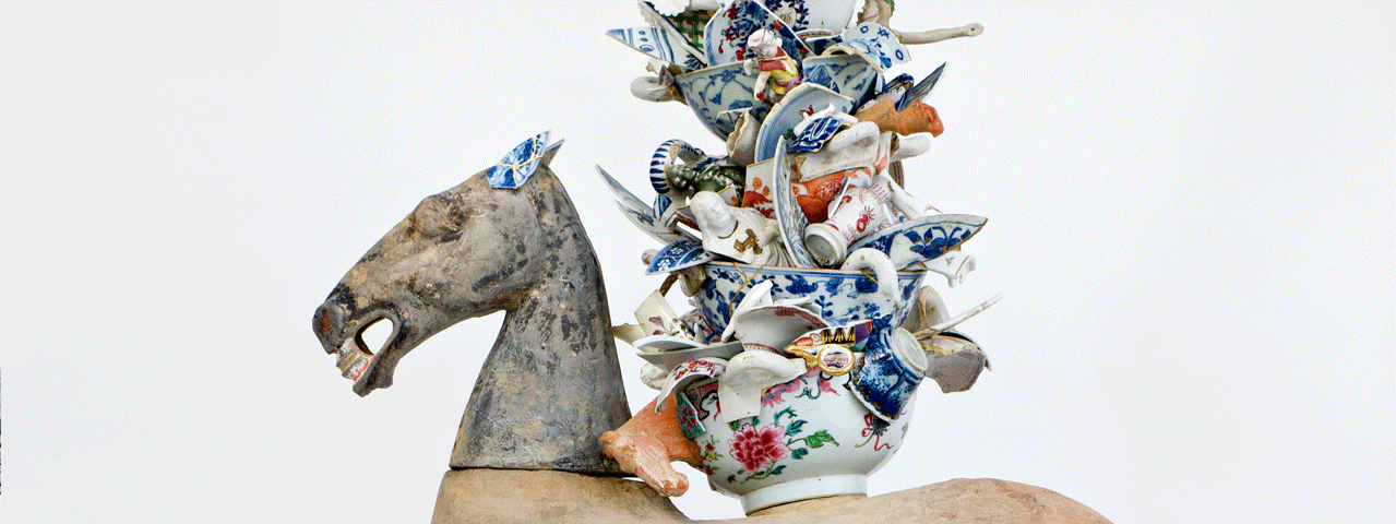 Detail van het kunstwerk 'Horsey' van de kunstenaar Bouke de Vries. Het is een paardenkop aangevuld met verschillende stukken keramiek en Delfts Blauw. Deelnemers bezoeken deze tentoonstelling in het Keramiekmuseum Princessehof gratis met de VIP-KAART.