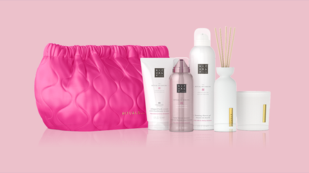 Illustratie van een Rituals wellnesspakket met verzorgingsproducten, geurstokjes, een geurkaars en een toilettas.